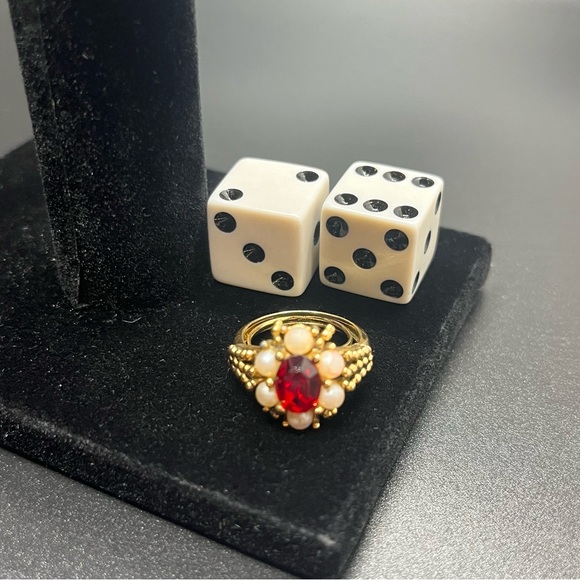 Vintage Avon gold tone ring, nickel-free with faux pearls and faux garnet. - Picture 2 of 7